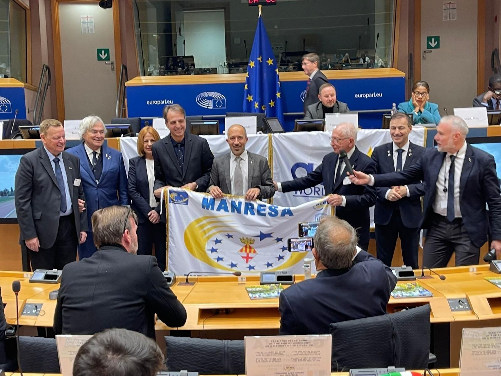 Imatges de la rebuda a Brussel·les de la bandera de capital europea de l'esport per part de la delegació de Manresa