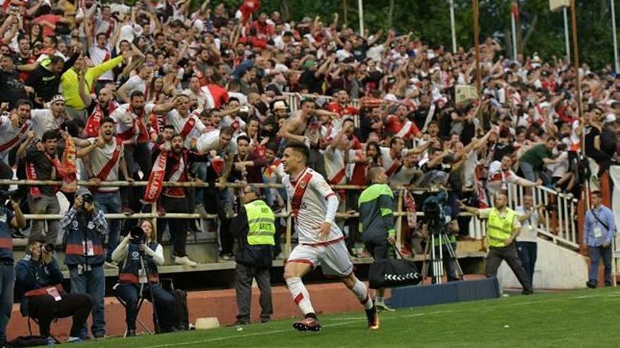 Álex Moreno celebra el gol que dóna l&#039;ascens del Rayo a Primera