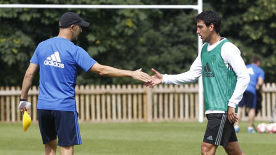 Pako Ayestarán y Dani Parejo estrechan la mano en el entrenamiento de ayer en Marlow.