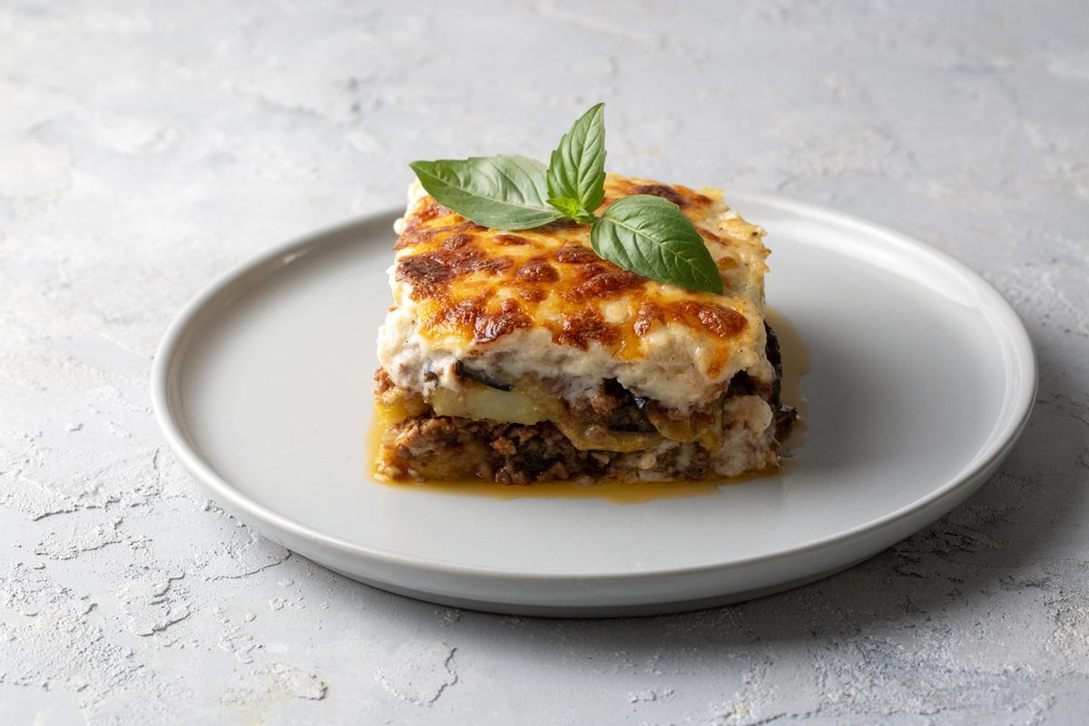 Cazuela tradicional griega de patatas y carne con queso - moussaka