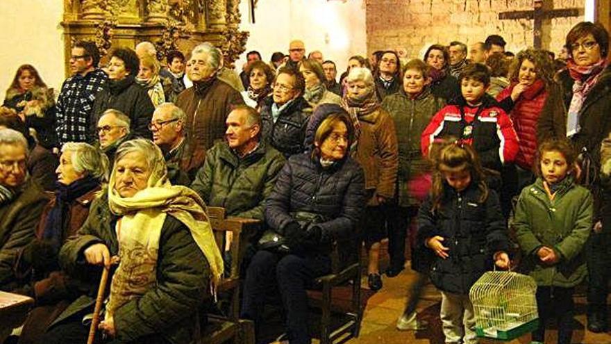 Toresanos asisten a la misa celebrada en la fiesta del pasado año.