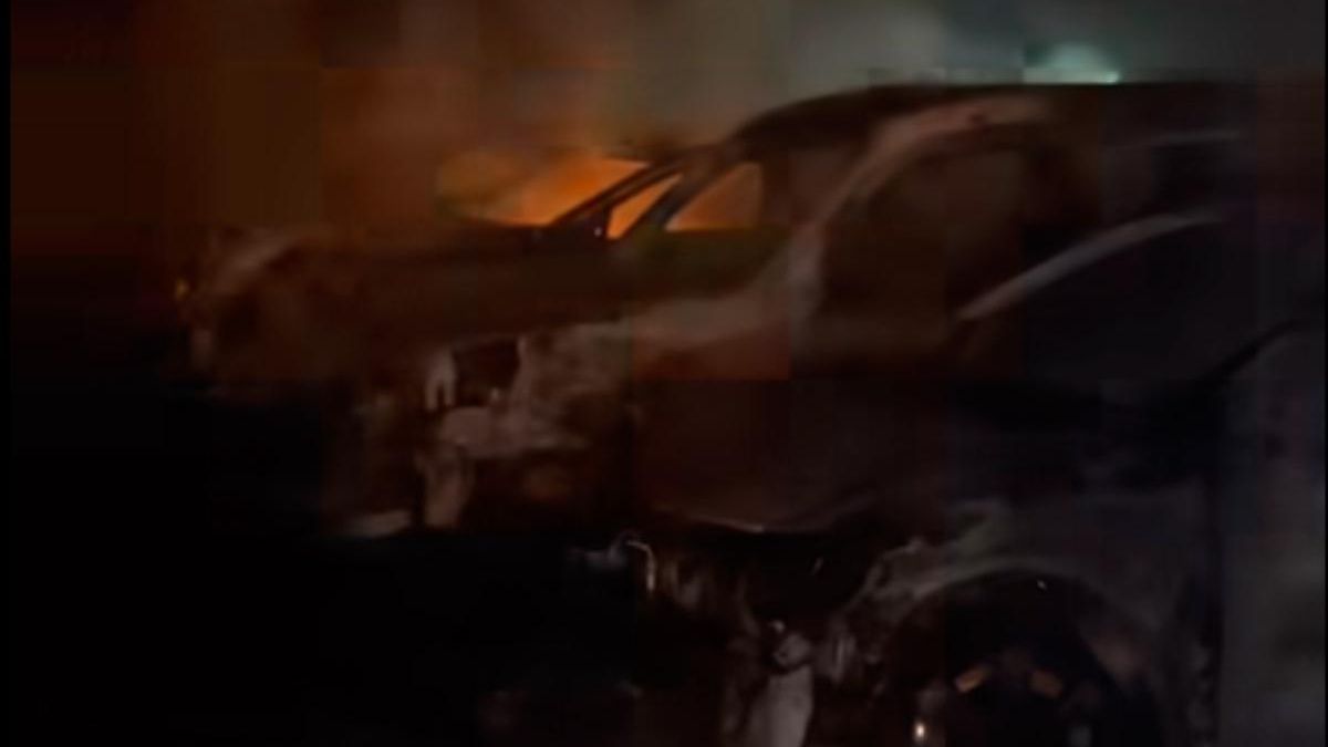 Coches ardiendo en Porto do Son