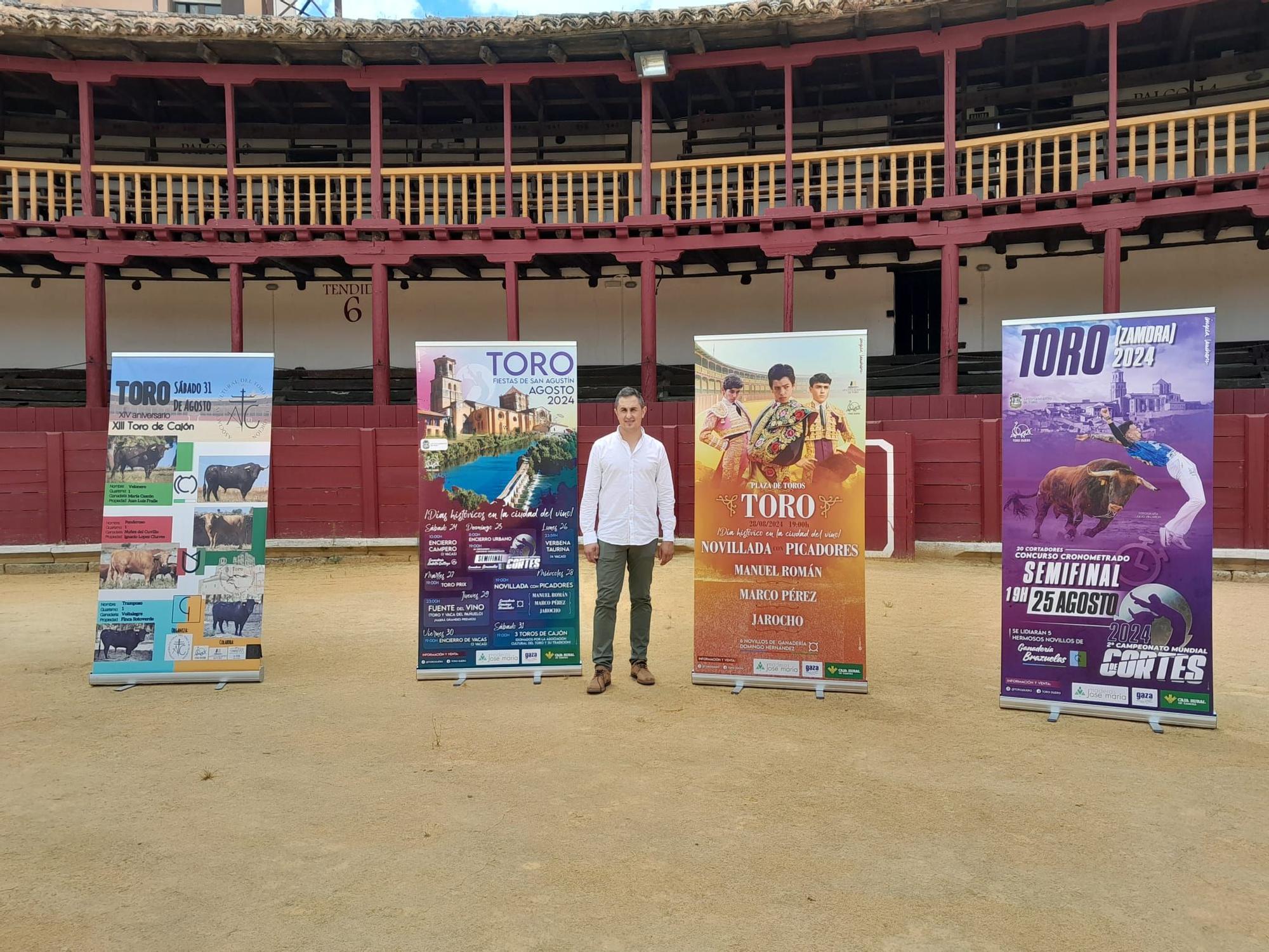 El empresario Daniel Lozano posa junto a los carteles de los festejos confeccionados para la feria taurina de Toro.