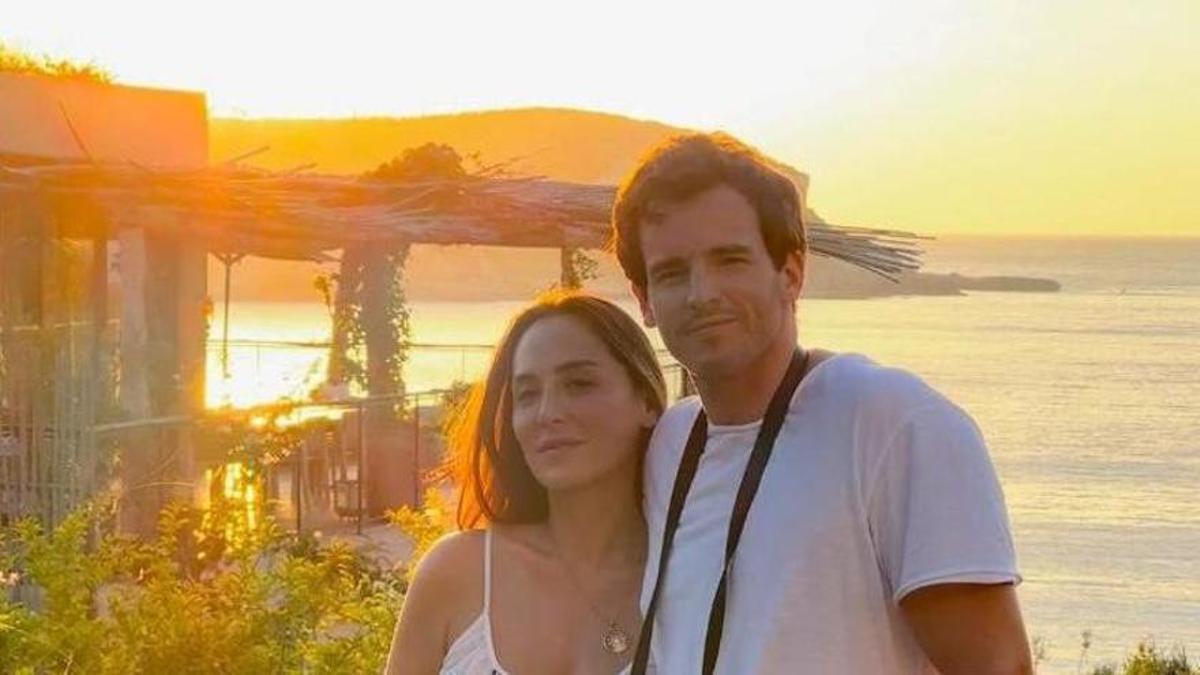 Tamara Falcó e Íñigo Onieva posan en uno de los atradeceres de la isla.