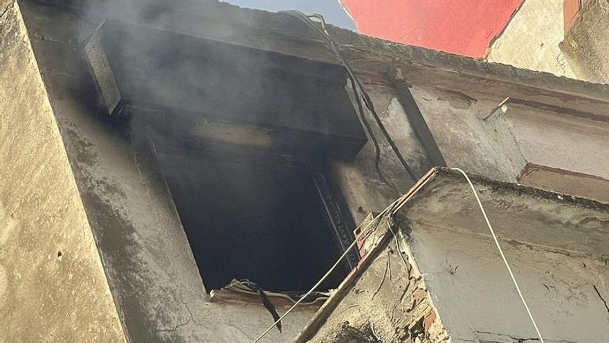 Les imatges de l'incendi d'una habitació en un edifici de cinc plantes al centre de Blanes