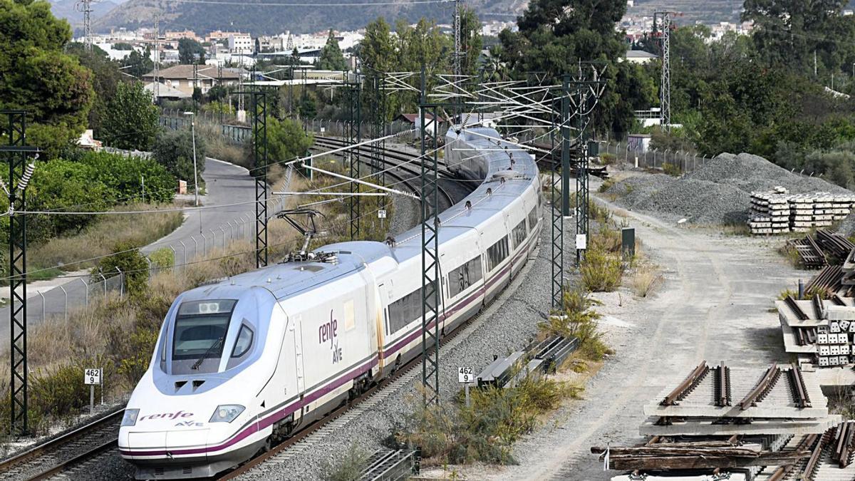 AVE Murcia I Los turistas podrán reservar un paquete con AVE, hotel y  restaurante