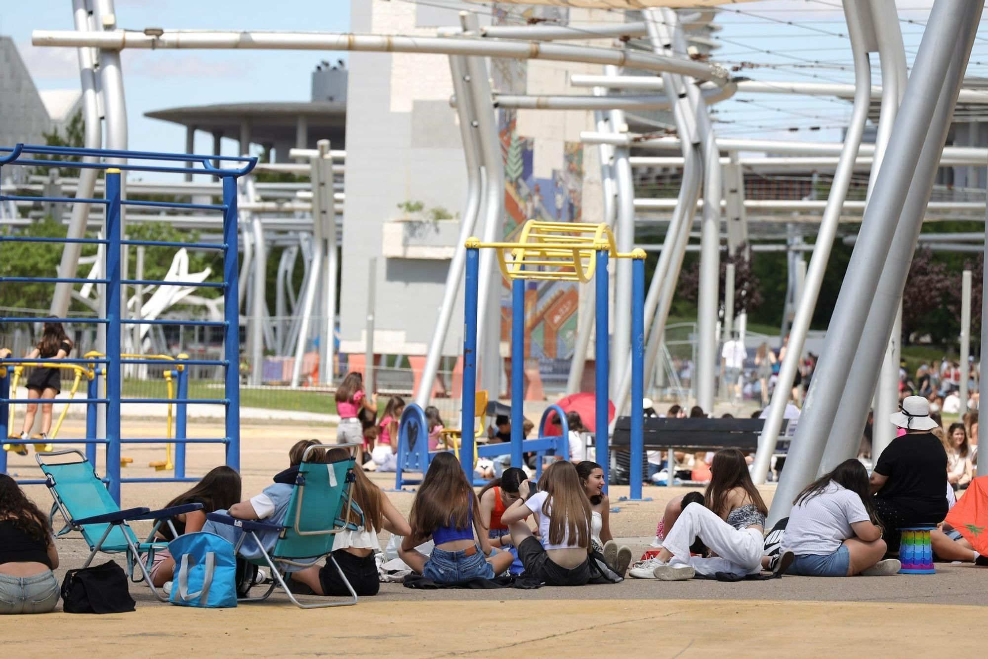 En imágenes | Los fans de Operación Triunfo invaden la Expo horas antes del concierto
