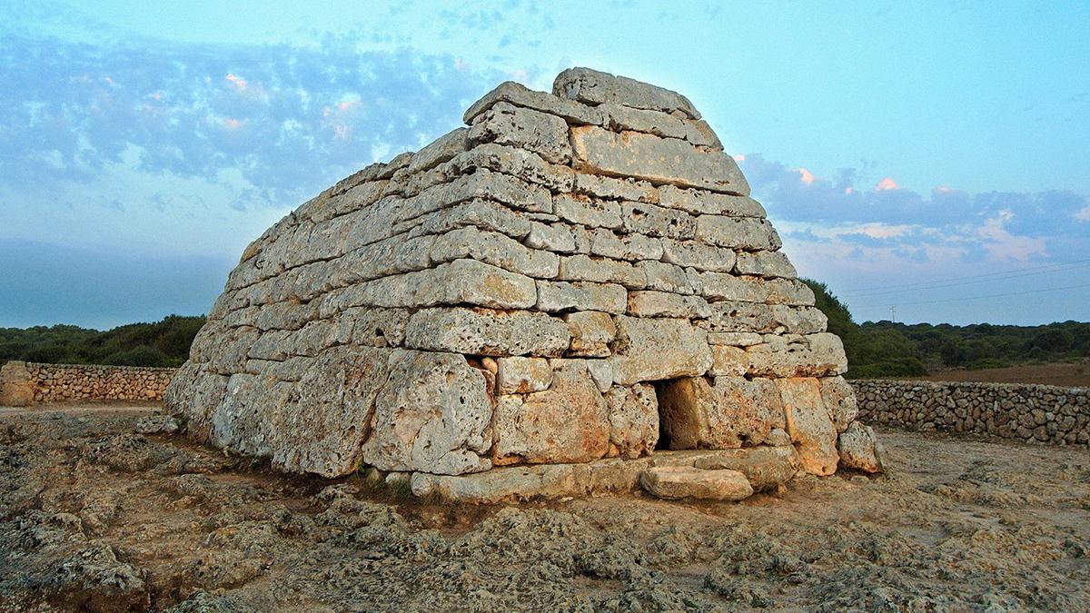 La Naveta des Tudons, construcción funeraria única en el mundo, es uno de los símbolos de la Menorca talayótica.