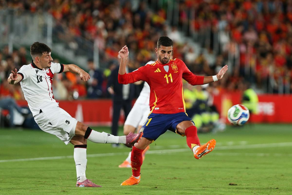 Ferran Torres controla un balón en el extremo derecho español