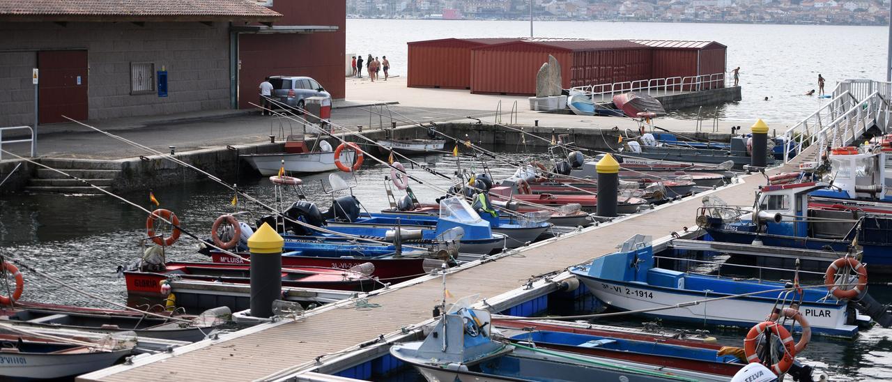 Planeadoras de artes menores atracadas en el puerto de Campelo.