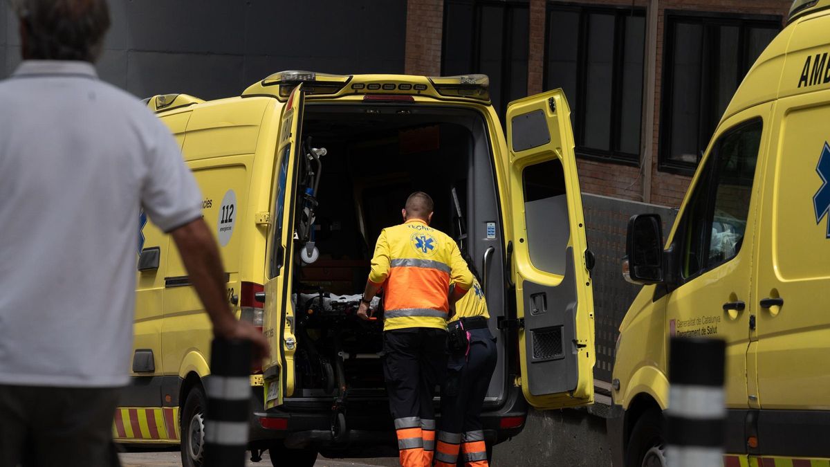 Personal sanitario trabaja con una ambulancia