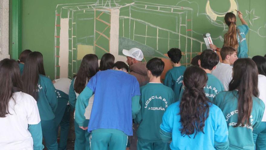 Alumnos  del Liceo pintando el mural, ayer.    | // IAGO LÓPEZ