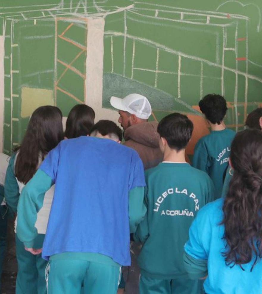 Alumnos del Liceo pintan un mural que absorbe CO2