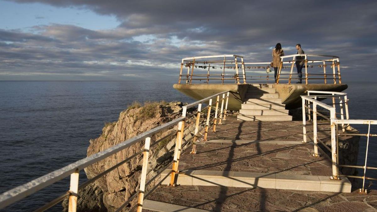 Una pareja en el mirador de La Peñona, en una imagen de archivo.