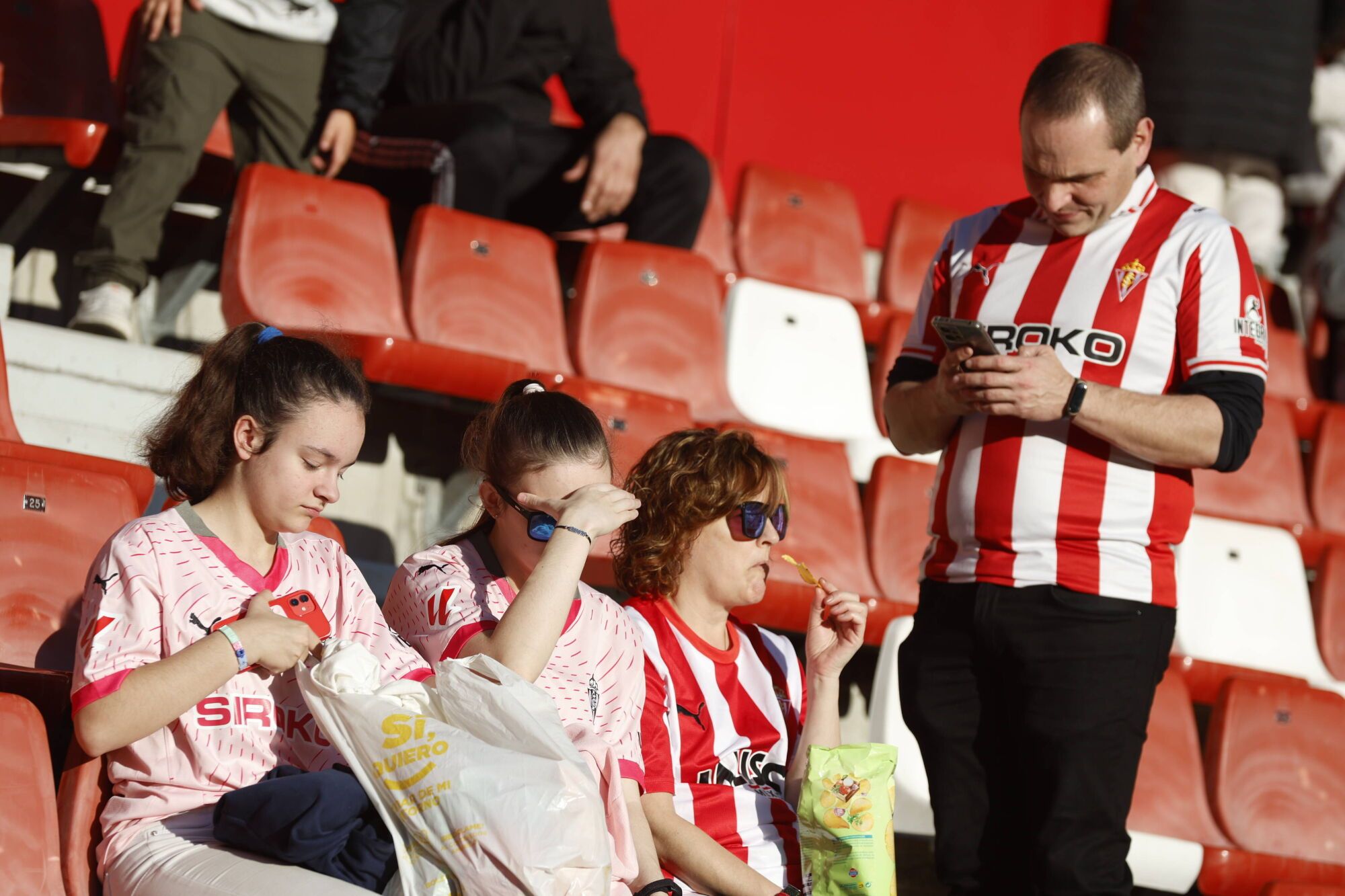 EN IMÁGENES: Gran victoria del Sporting contra el Granada en El Molinón