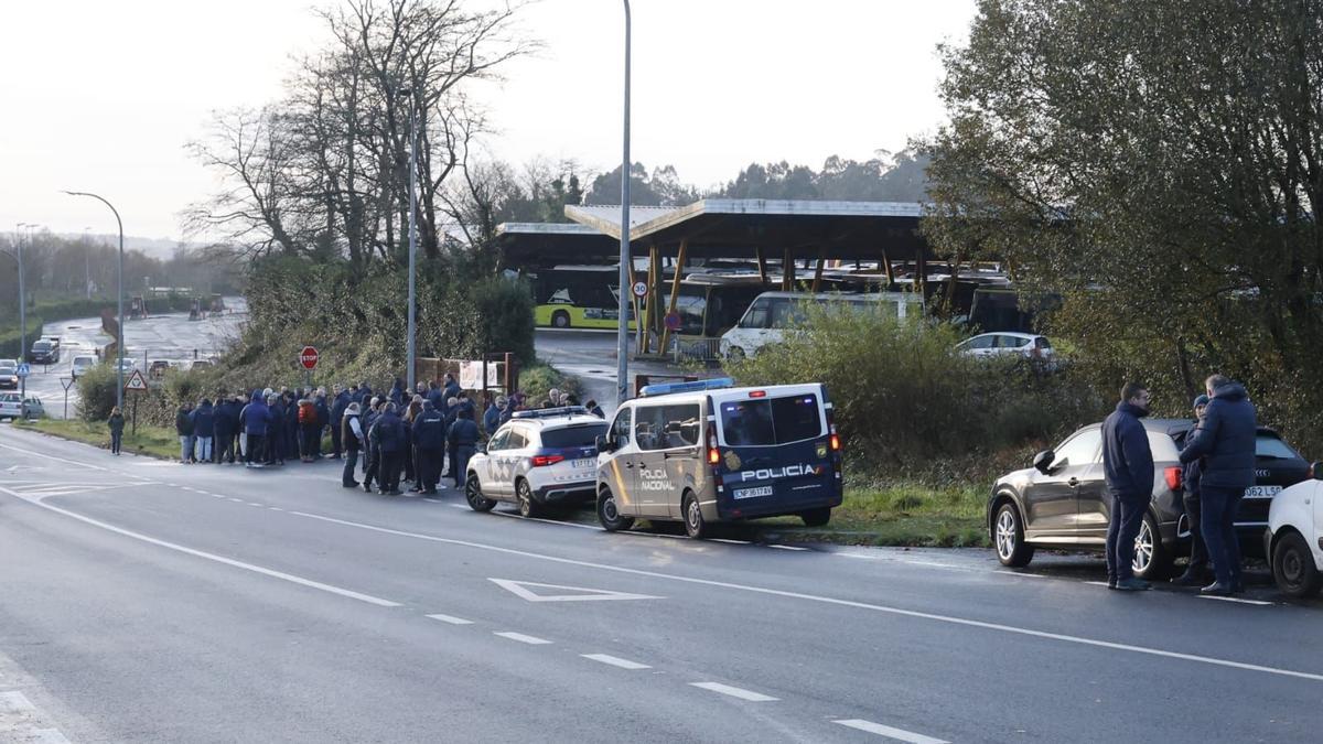 Trabajadores concentrados en las cocheras de Amio el pasado viernes 19 de diciembre, cuarto y último día de huelga del transporte en A Coruña.