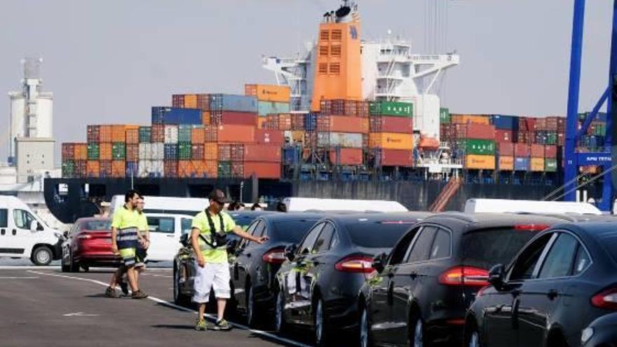 Coches listos para embarcar en el Puerto de València.