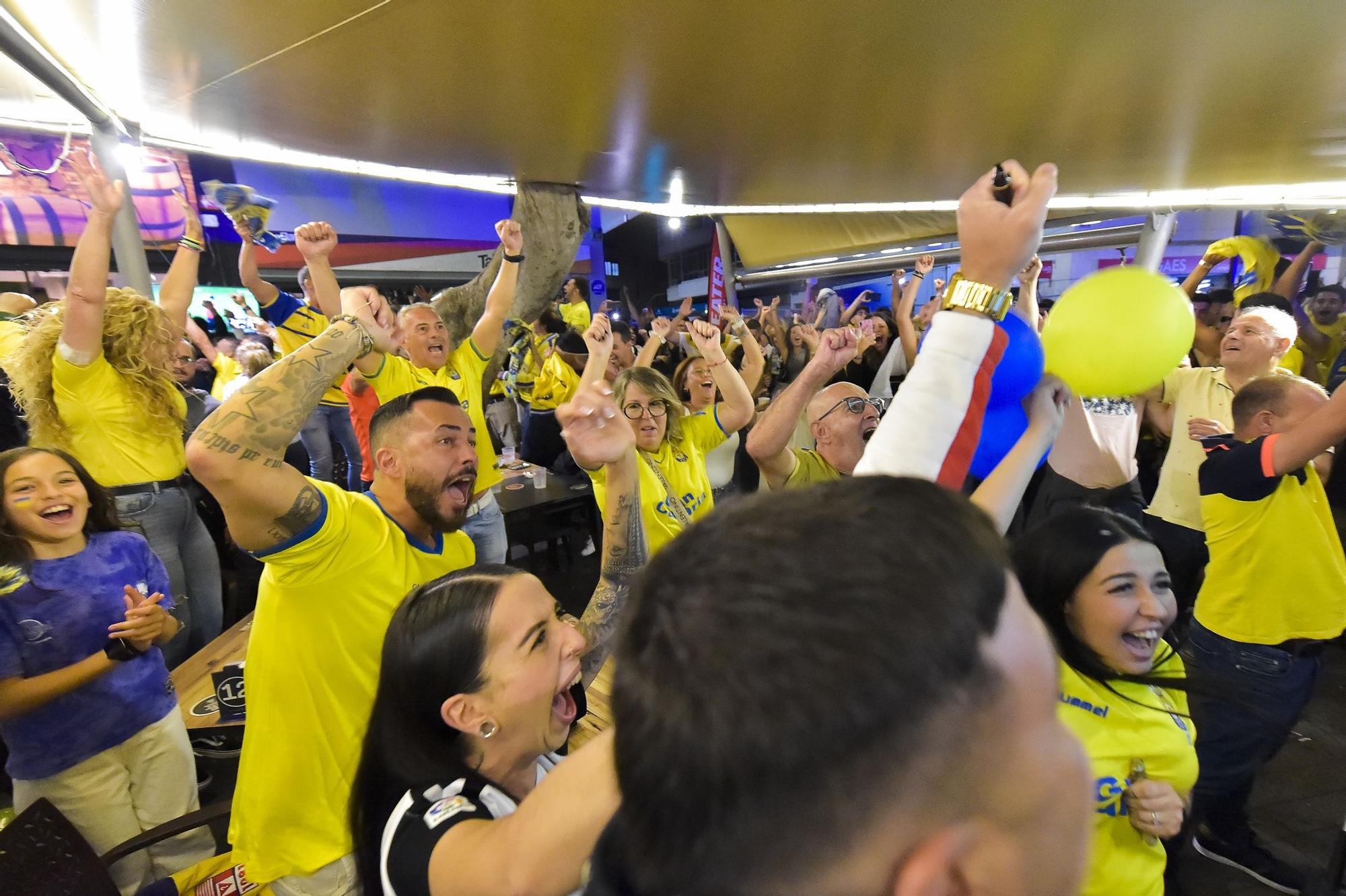 Celebración del ascenso en las terrazas de la Plaza de España