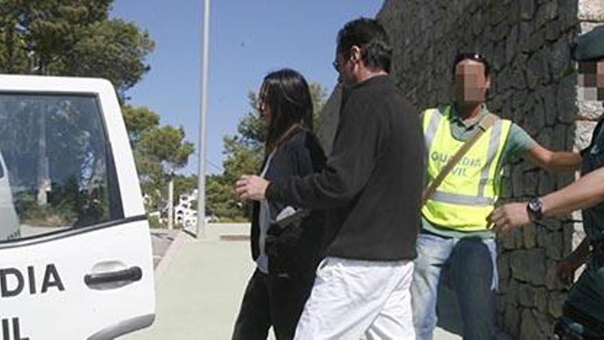 Los dos acusados tras el registro que se hizo en 2008 de una vivienda en Cala Carbó durante la operación Pitiusa.