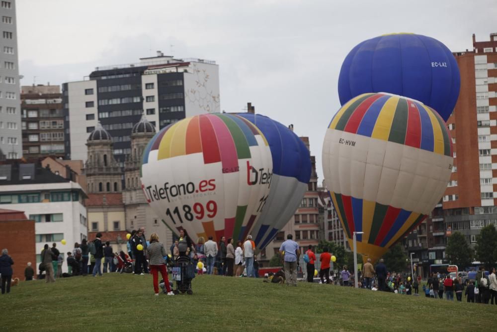 Salida de la regata de globos aerostáticos desde el "solarón", en Gijón.