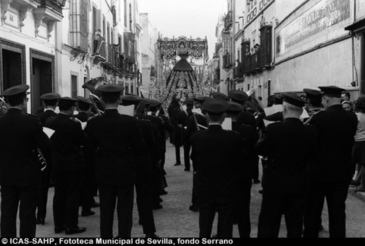 Suena una marcha tras el palio de la Hermandad del Buen Fin en la calle Teodosio. 1964 Suena una marcha tras el palio de la Hermandad del Buen Fin en la calle Teodosio. 1964