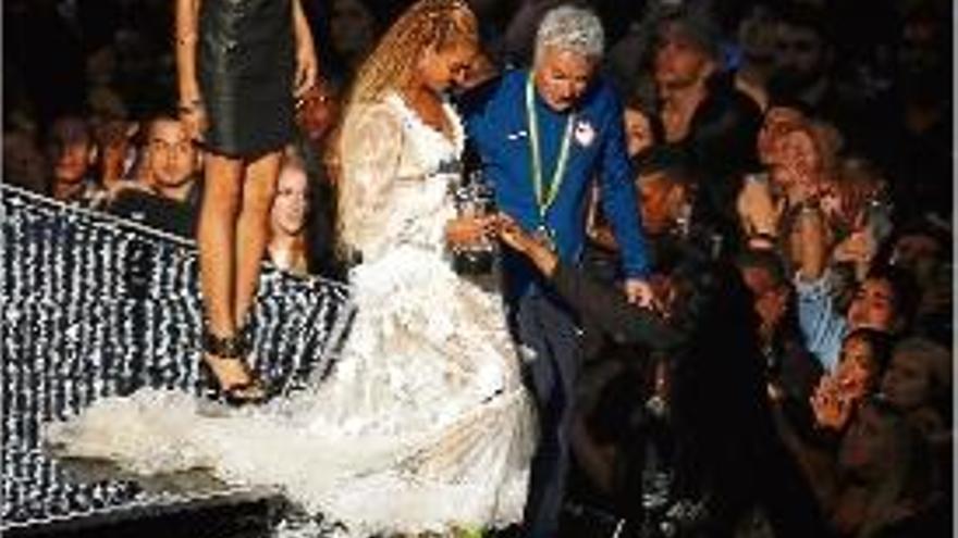Beyoncé baixa de l&#039;escenari amb el presentador de la gala, Jimmy Fallon.