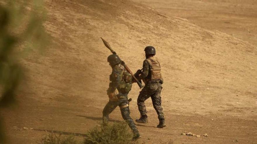 Soldados iraquíes avanzan hacia las posiciones de los yihadistas del Estado Islámico en Safayah, en las inmediaciones de Mosul. // Reuters