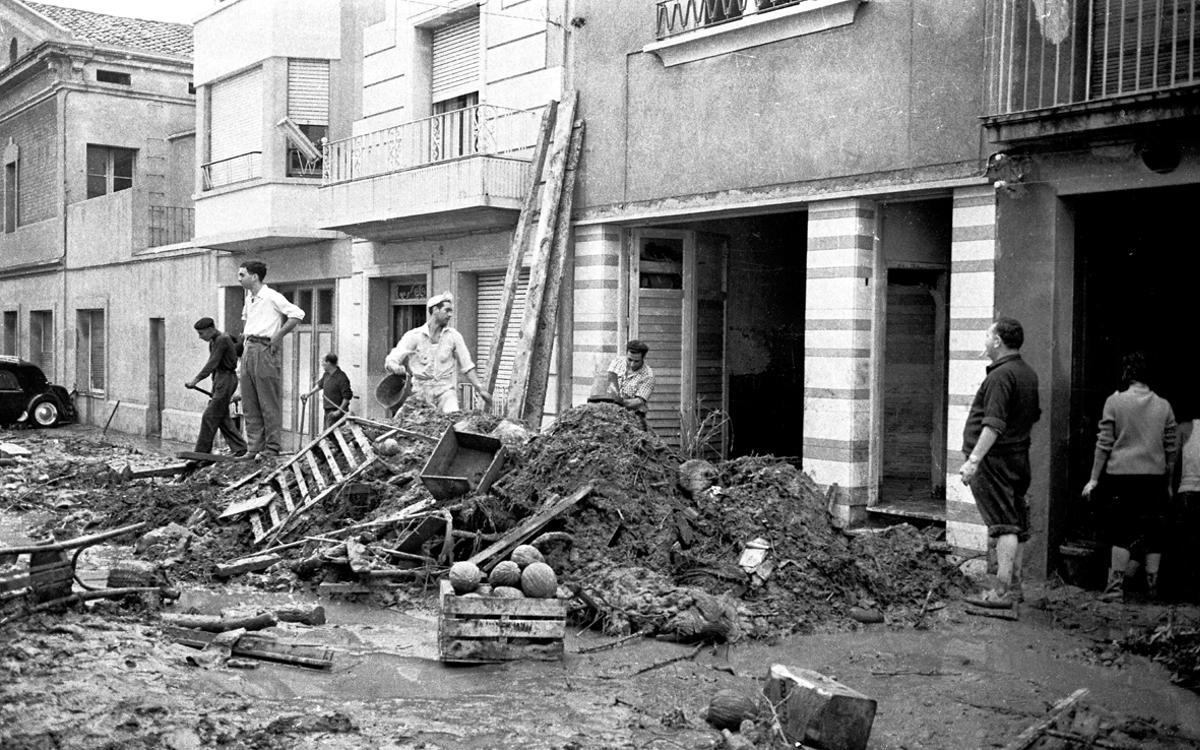 Vecinos del barrio de Can n’Aurell, al día siguiente de la gran tormenta. 