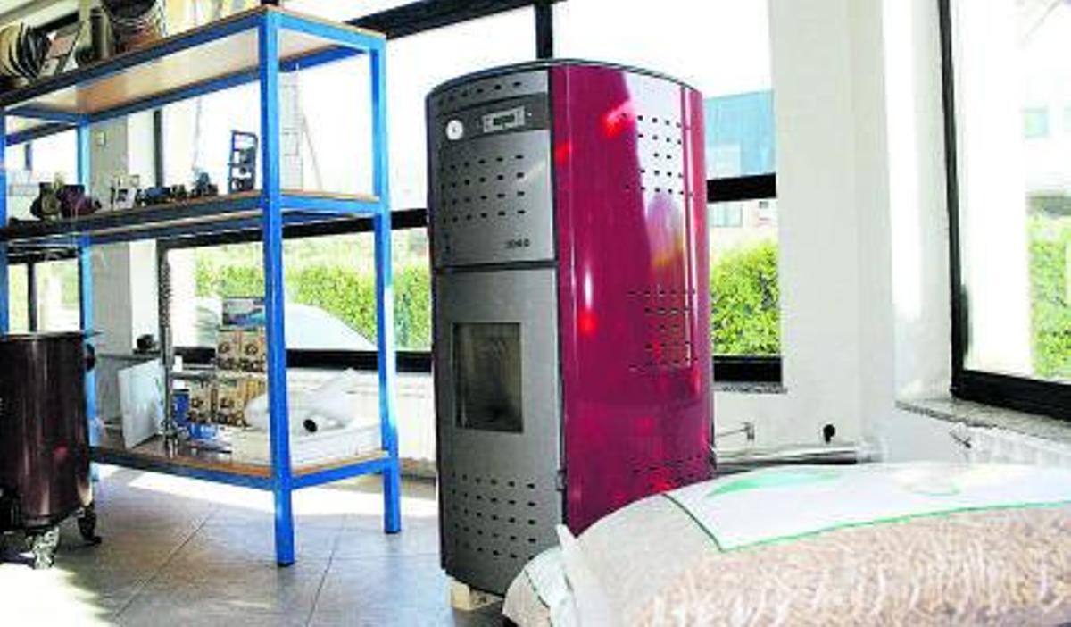 A la Izquierda, una extensión de placas solares. A la Derecha, una persona leyendo frente al fuego.