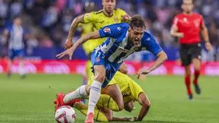 El árbitro del Espanyol-Villarreal recibe un botellazo desde la grada tras acabar el partido