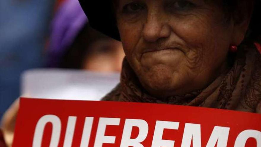 Uno de los cientos de concentrados ayer en la calle Ferraz. // Efe