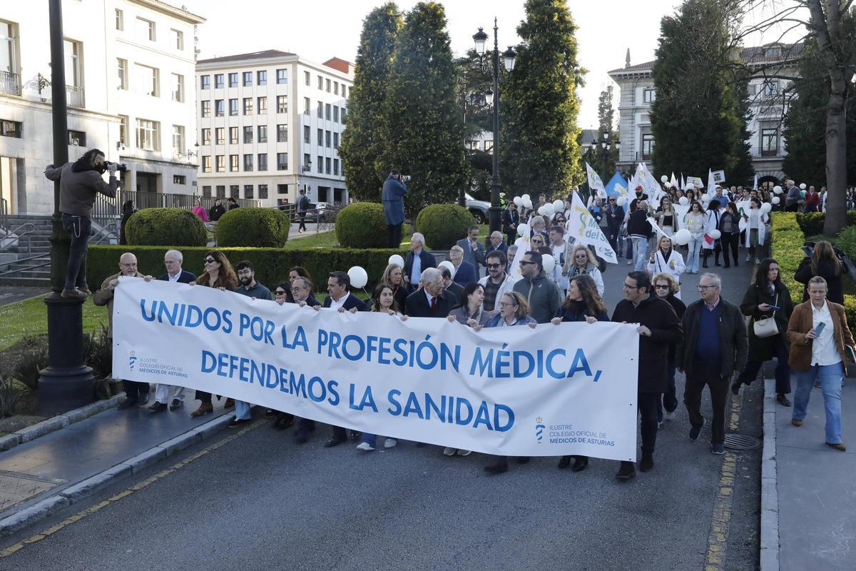 Manifestación de médicos, el pasado jueves, por Oviedo.