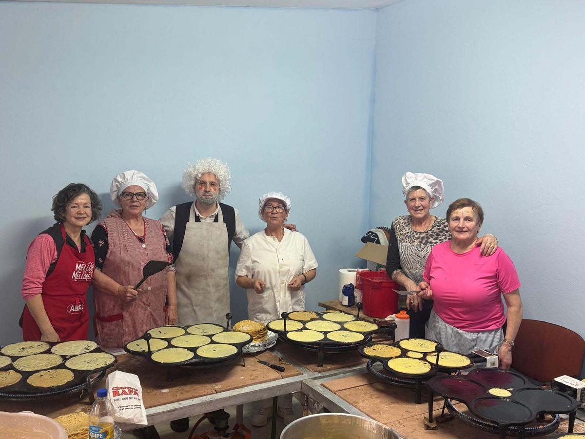 O alcalde de Lousame, Esteban Ares, con cinco expertas filloeiras.