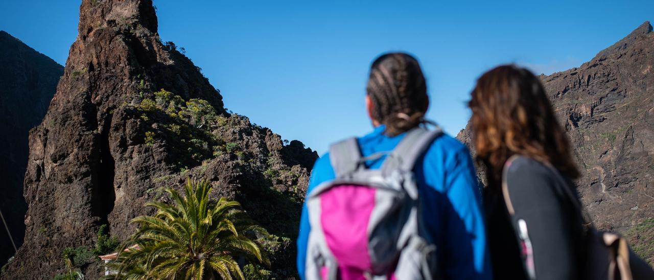 Turistas italianos en Masca Buenavista del Norte