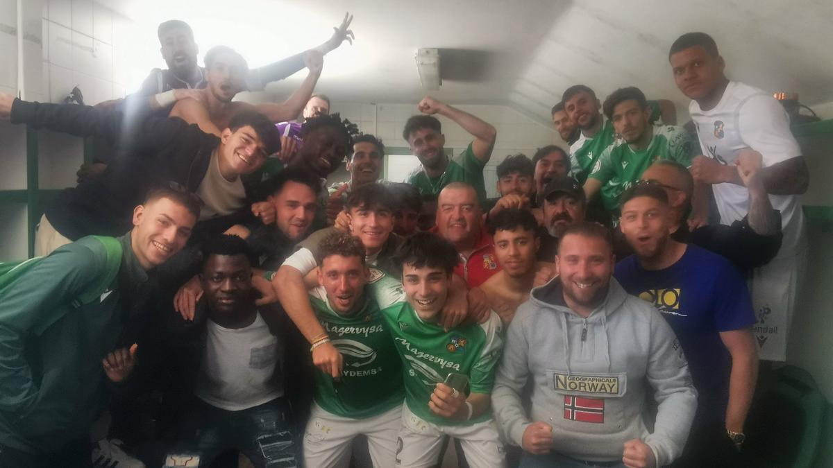 Los jugadores del Moralo celebran su clasificación para la fase de ascenso.