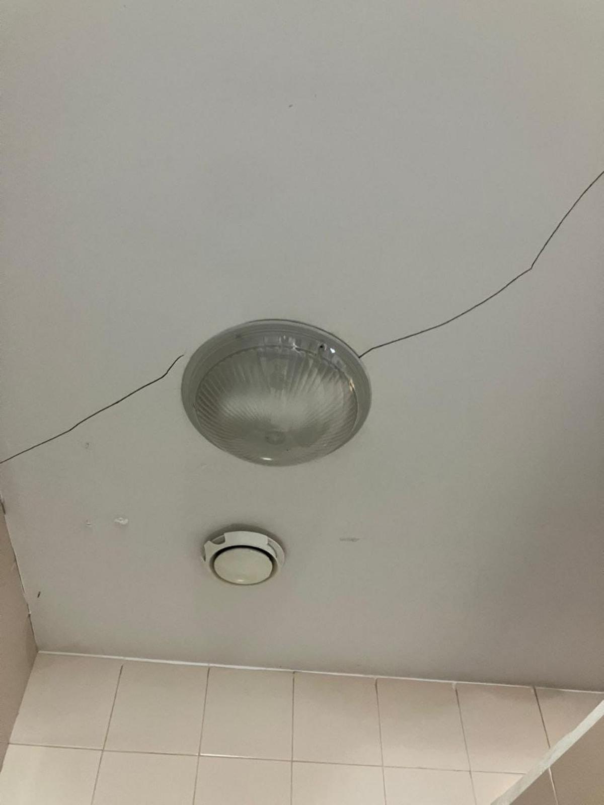 Grietas en la habitación de un centro de menores.