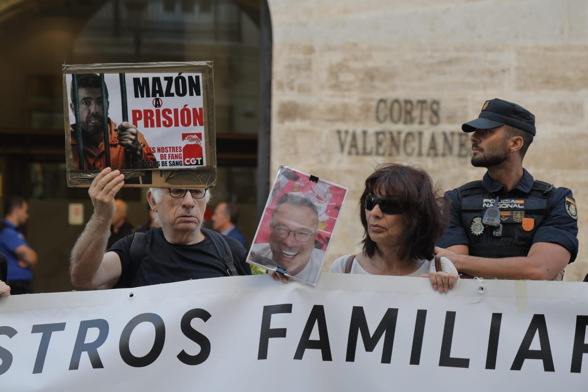 Los familiares de las víctimas de la dana protestan contra Mazón en la puerta de les Corts