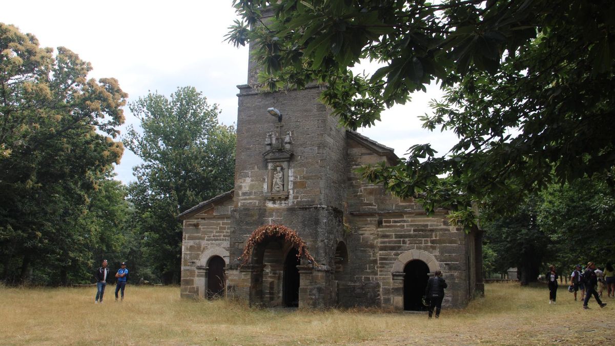 Visitantes aprecian la fachada de La Alcobilla