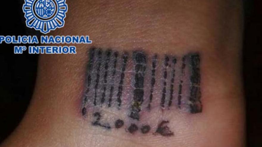 Los clanes tatuaban códigos de barras a las mujeres que explotaban sexualmente.