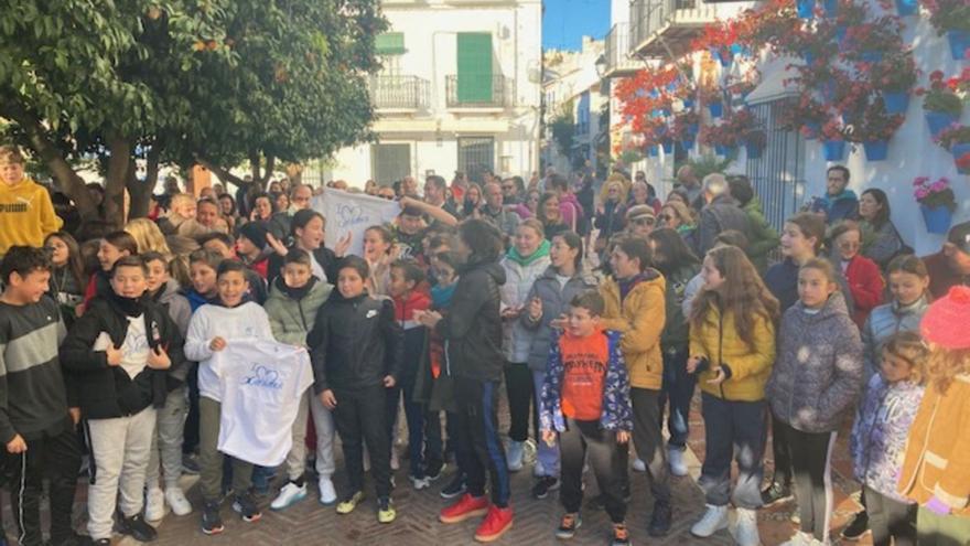 Padres y alumnos, ayer, en una protesta para exigir el instituto de Las Chapas.