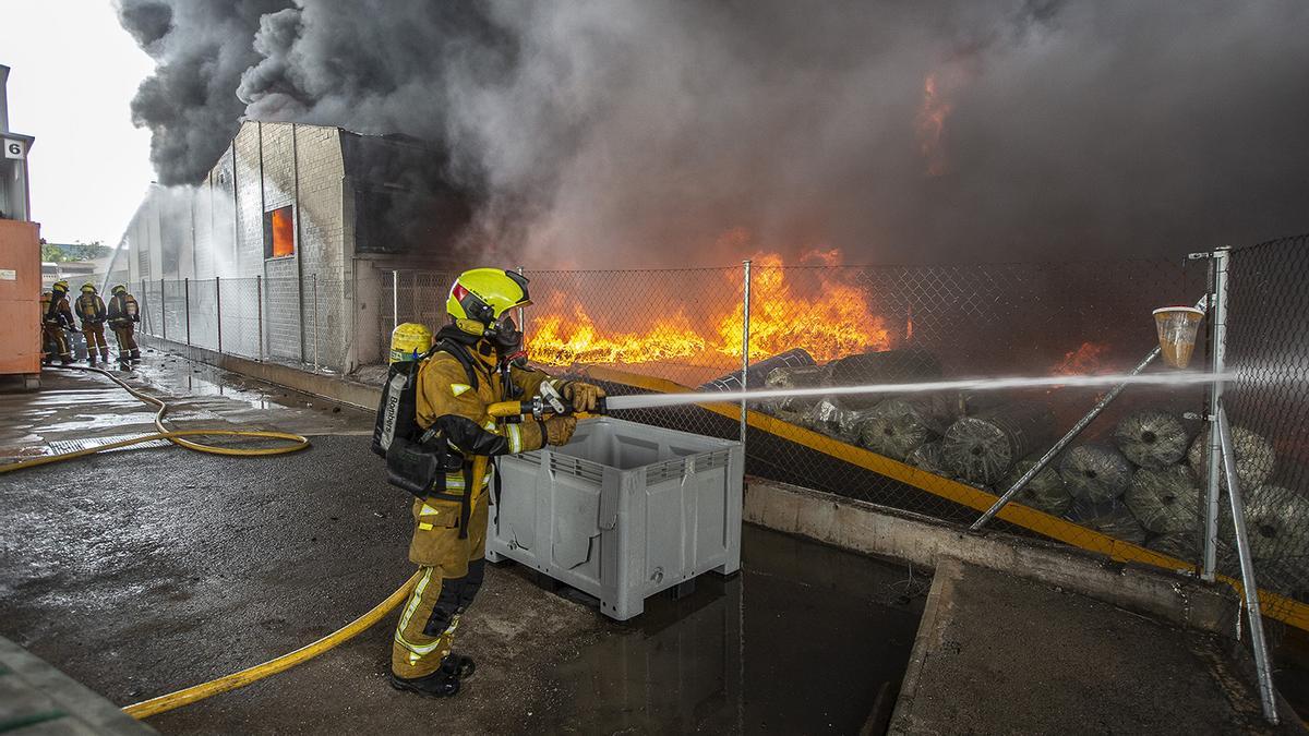 Impactantes imágenes del incendio de la fábrica de San Vicente del Raspeig