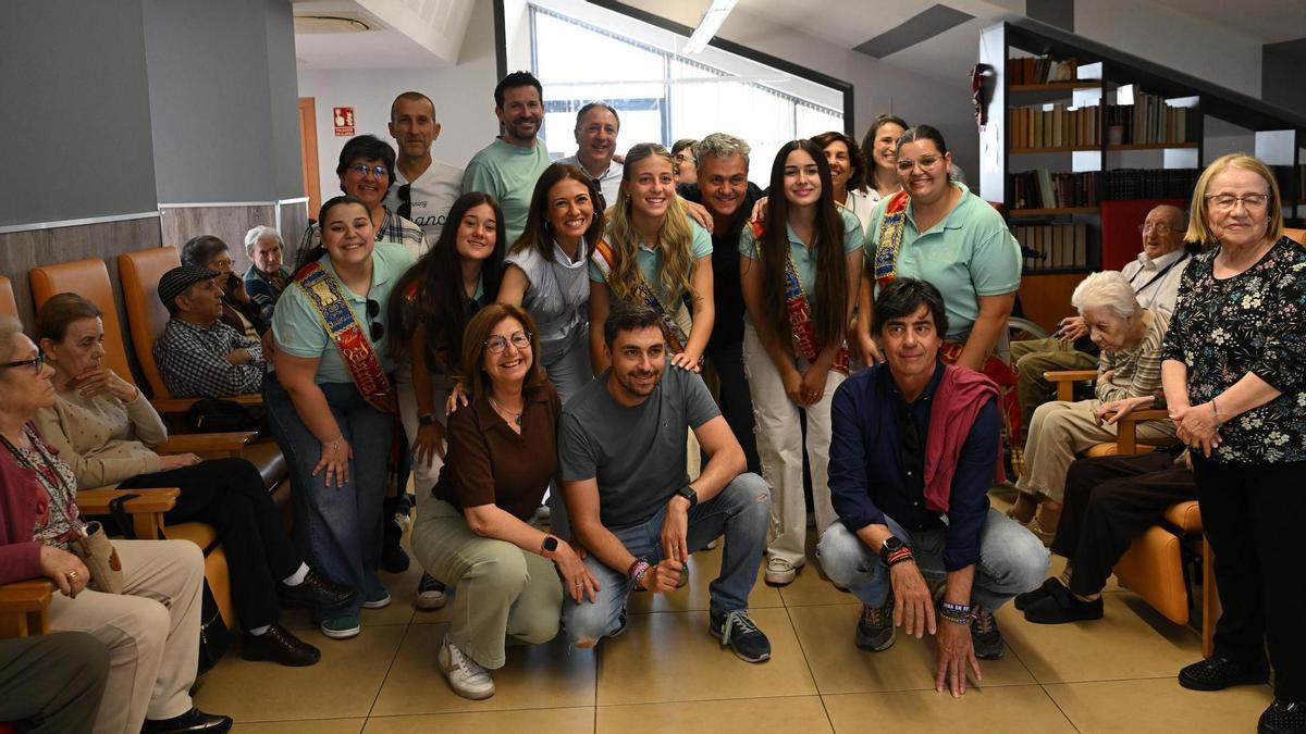 Foto de familia de la visita a la residencia de mayores.