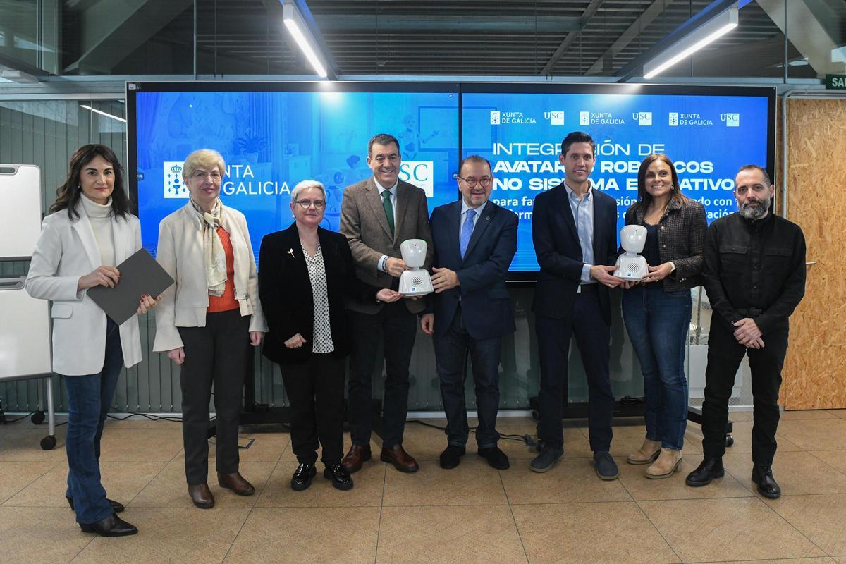 Foto de grupo no acto de sinatura do convenio para a experiencia piloto en Galicia.