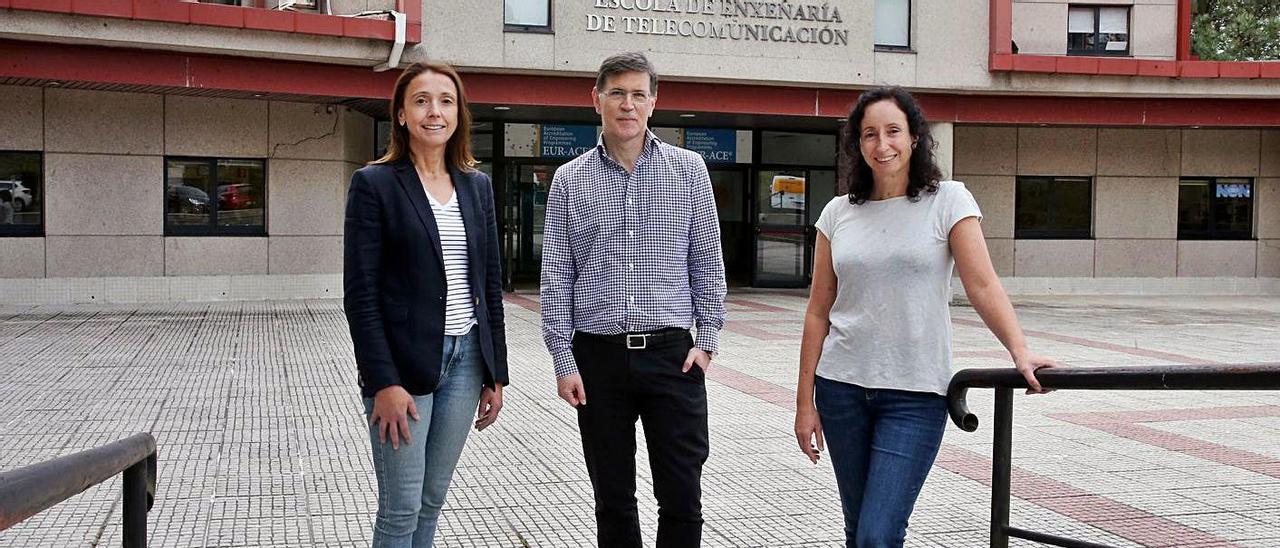 Ana Fernández, Manuel Fernández y Rebeca Díaz, en la Escuela de Telecomunicación. |   // MARTA G. BREA