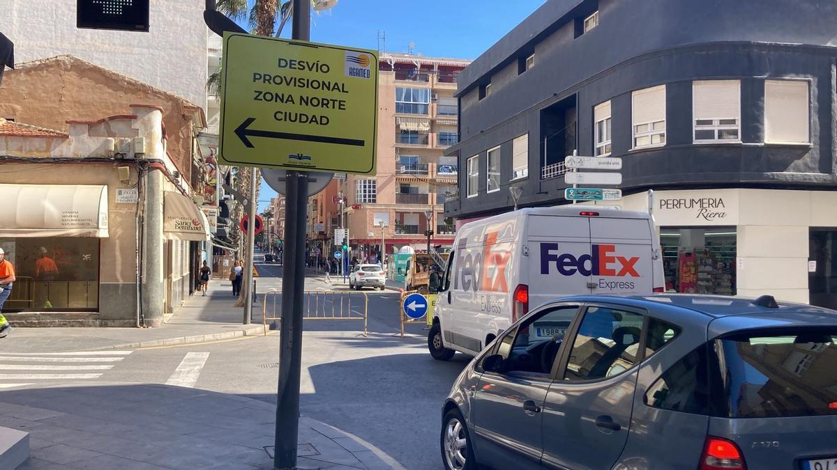 Señalización de la calle con el desvío provisional