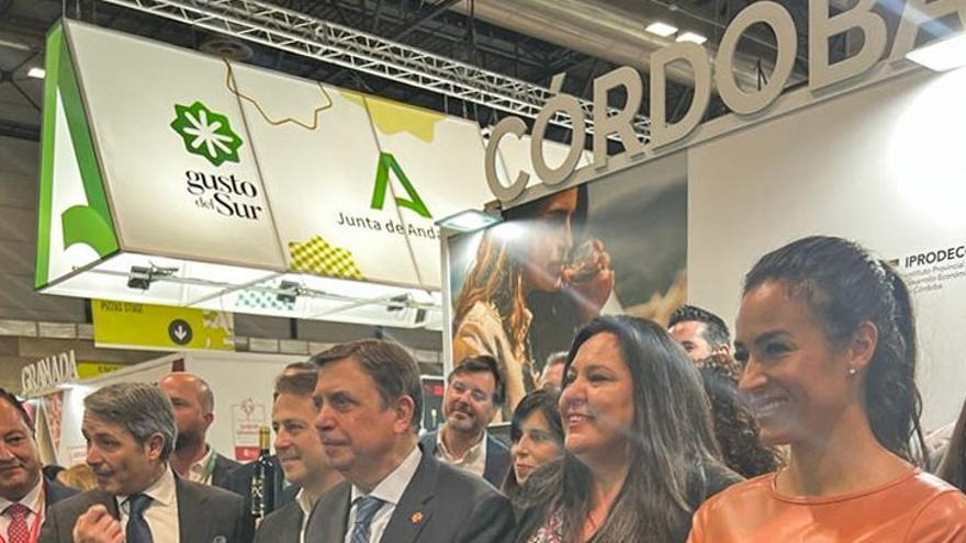 Luis Planas y Dolores Amo, en el estand de Córdoba del Salón Gourmet en Madrid.