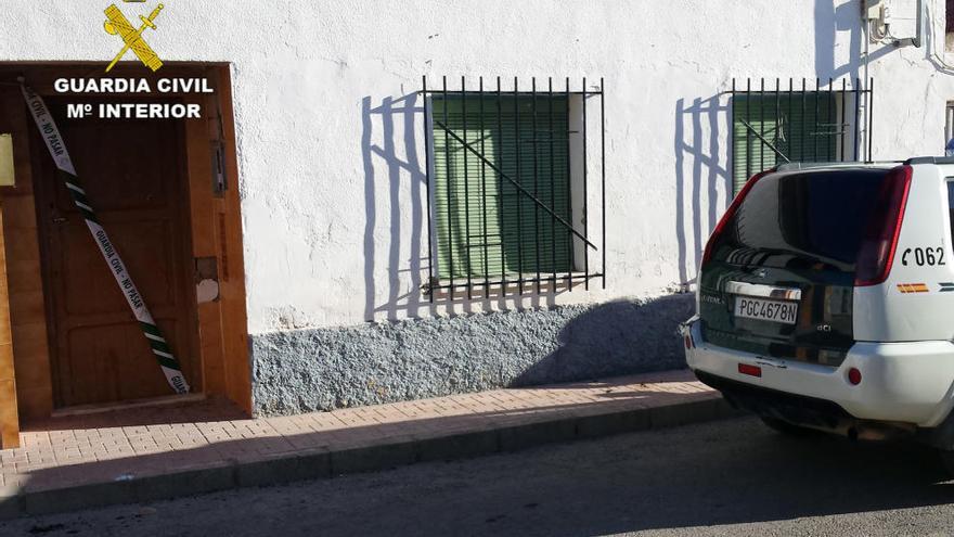 Rescatan a dos jóvenes de una vivienda incendiada en Torre Pacheco