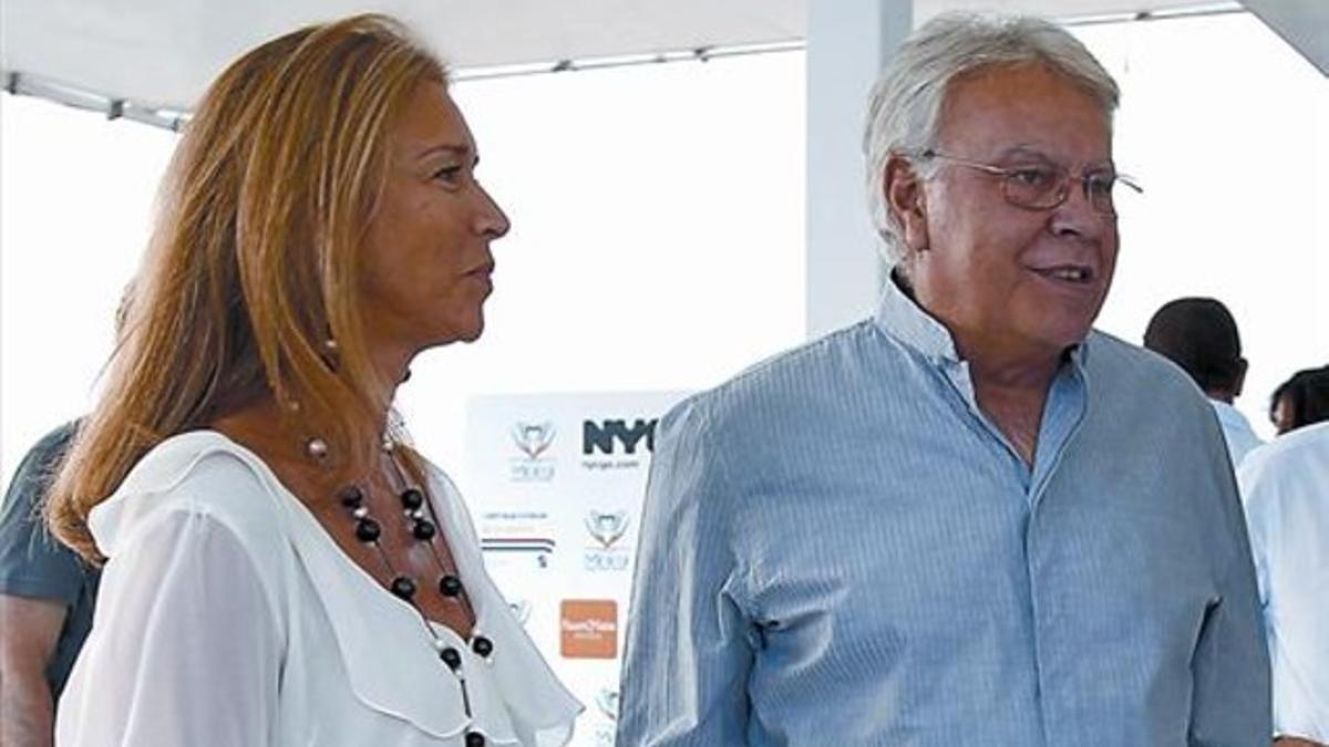 Felipe González y su nueva esposa, Mar García Vaquero, durante un acto público el pasado mes de junio.
