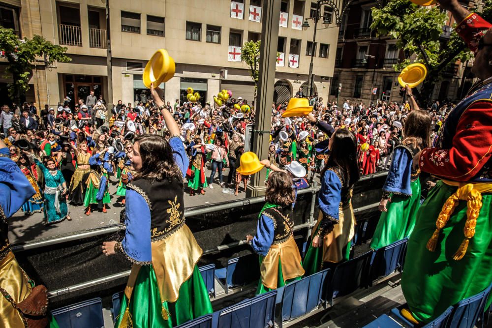 La procesión de la reliquia es uno de los actos que más agradan a los alcoyanos en el día dedicado al patrón San Jorge.