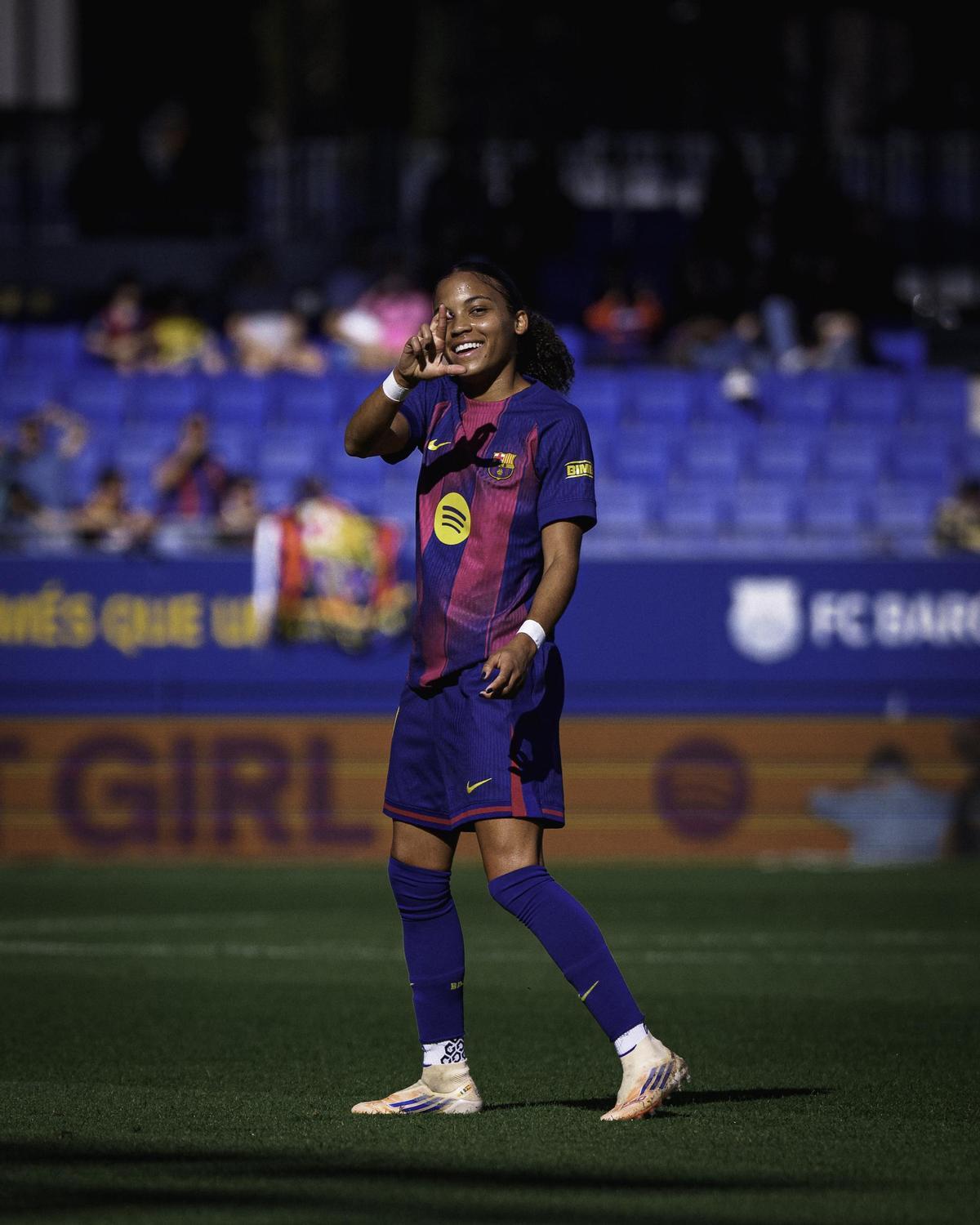 Vicky López celebrates her great goal against Deportivo